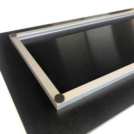 Als Standartausführung rüsten wir unsere Acrylglasbilder mit einem Distanzrahmen aus
