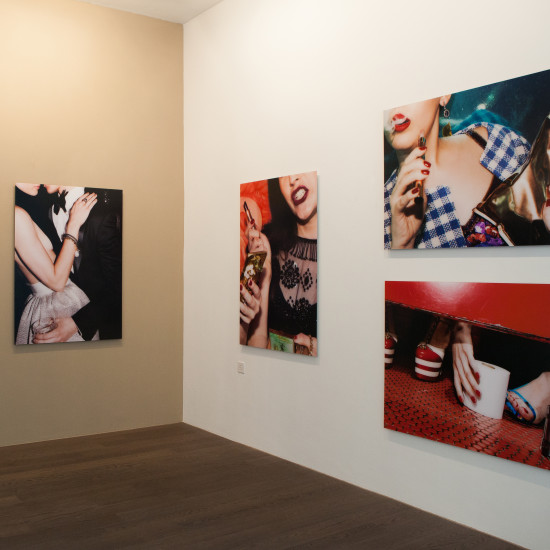 Fotos von Jessica Craig-Martin hinter mattem Acrylglas - Bildproduktion für die Galerie Andres Thalmann in Zürich
