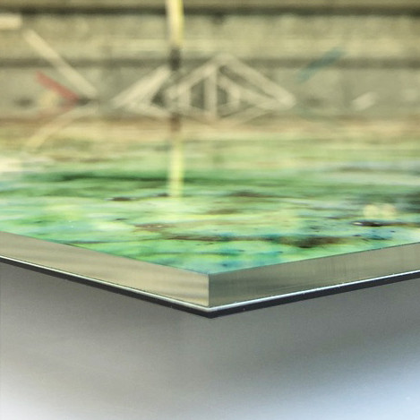 Je nach Ausführung werden die Kanten mit einer Diamantfräse bearbeitet und erhalten dadurch die Transparenz des Acryglases