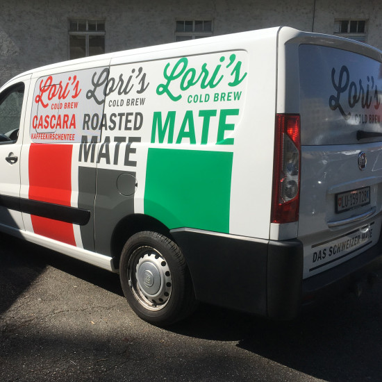 Beschriftung mit klassischem Folienschnitt für den Transporter von Lori's Mate