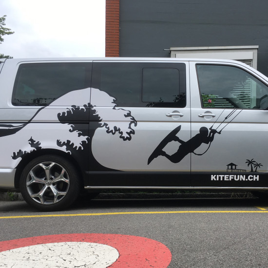 Wir setzen Ihre Beschriftung um – ab angelieferter fixfertiger Grafik oder mit rundum Paket inklusiv Erstellung des Layouts