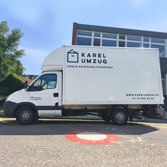 Schlicht und sichtbar – Beschriftung für den Zügeltransporter von Karel Umzug