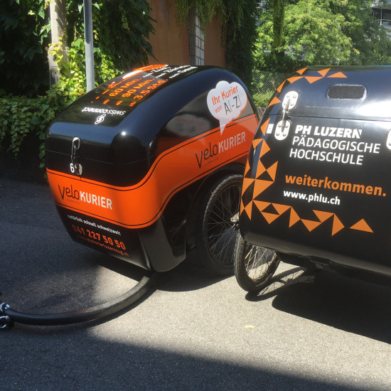 Beschriftung der Veloanhänger der Velokuriere Luzern