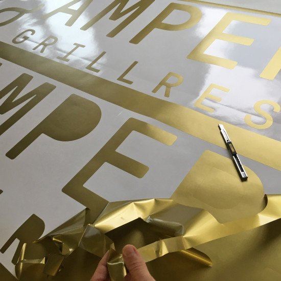 Einfache und kostengünstige Beschriftungsvariante – Ihr Logo aus effektvollen Folien geschnitten