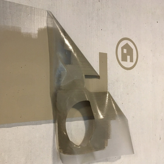 Gemalte Beschriftung mittels einer Schablonenfolie auf die Wand übertragen