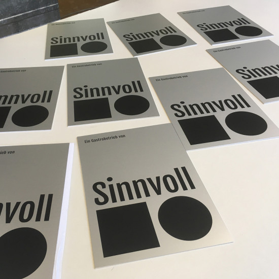 Folienschnitt auf eloxiertem Aluminium