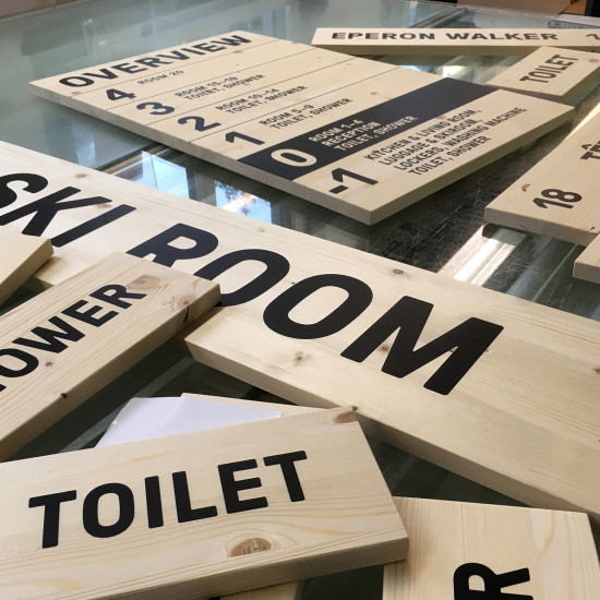 Beschriftungen für das Hotel Bahnhof in Zermatt