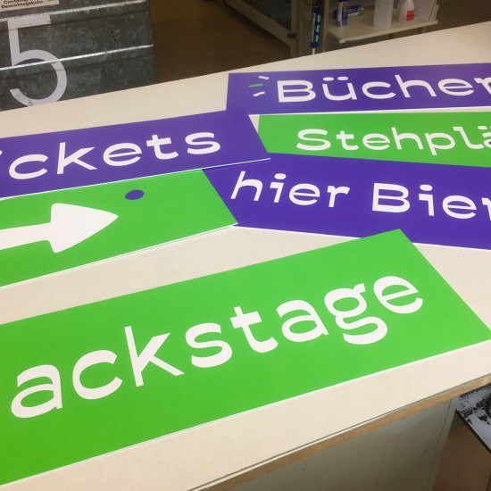 Beschriftungstafeln für den nächsten Event – je nach Anforderungen wählen wir das passende Material