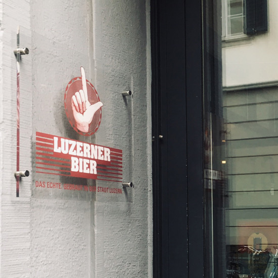 Acrylglasschild mit Distanzhalter