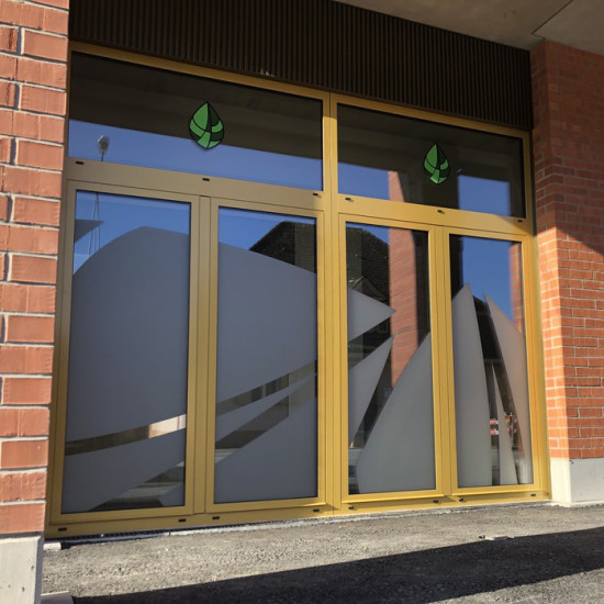 Auf Kunden und Logo abgestimmt – konturgeschnittene Sichtschutzfolie