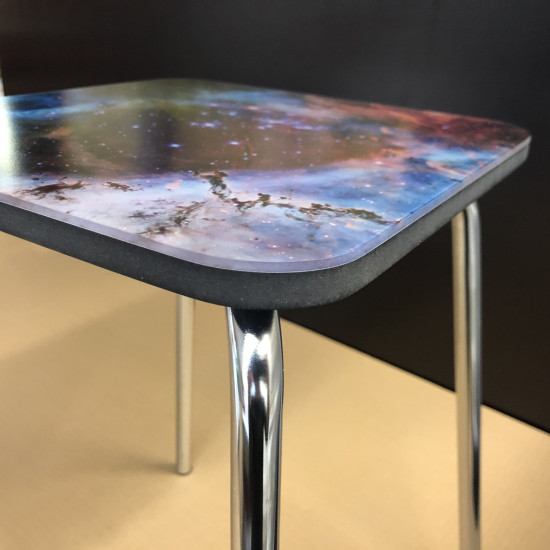 Die Standartausführung besteht aus einem matten, entspiegelten Acrylglas – auf Wunsche auch in Glanz erhältlich